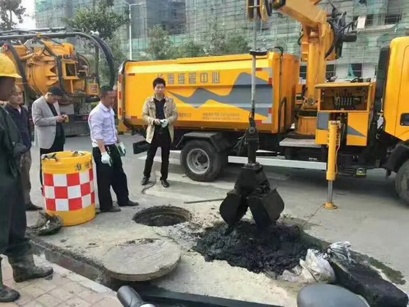 房山街道：网格员化身“清道夫”，为民解忧疏通“堵心”化粪池