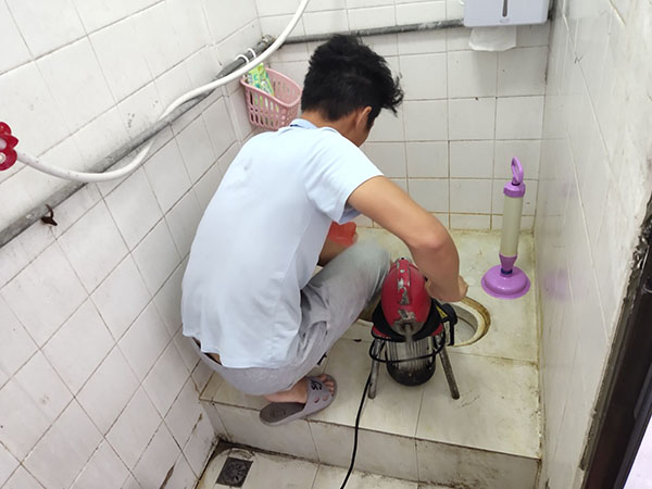 房山肥皂掉到马桶里把马桶堵住了怎么办？马桶堵住了怎么办